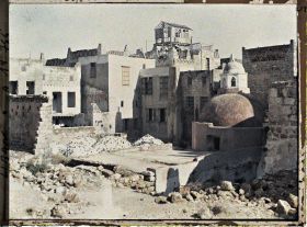 Image représentant Un toit de mosquée ou de bains au milieu d'un terrain d'élargissement, probablement dans le quartier de l'Etoile