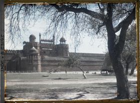 Image représentant La porte de Lahore protégée par la barbacane d'Aurangzeb, donnant accès au fort Rouge (Lal Qila)