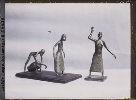 Image représentant Exposition d'art africain, figurines de danseuses et musicien