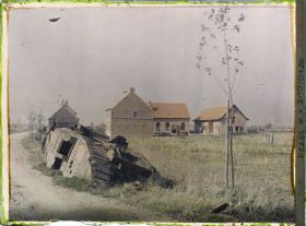 Image représentant Belgique, St Julien, Tank près d'une ferme