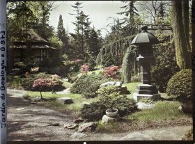 Image représentant Le " village japonais " vu depuis un croisement d'allées, proche de son entrée côté jardin anglais