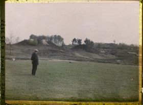 Image représentant Homme devant l'ancienne fosse de la mine de Leycuras (?)