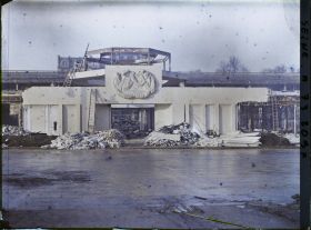 Image représentant L'exposition des arts décoratifs, démolition du pavillon du Rhône sur l'esplanade des Invalides
