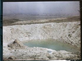 Image représentant France, Sur la Crête des Eparges, Panorama de la Woëvre, au fond le village de Fresnes, au 1er plan, trou de mine
