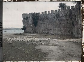 Image représentant Un angle des fortifications de la ville au bord du golfe de Durazzo