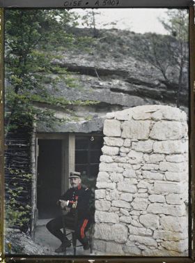 Image représentant Le commandant Hetsech devant son gourbi