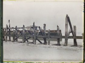 Image représentant Belgique, Zeebrugge, Extrémité du Canal de Zeebrugges et derrière, l'"Iphigenia"