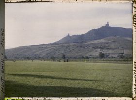 Image représentant France, Environs Schlestadt, Les deux châteaux vus de près avec une prairie au 1er plan, terre irriguée près des vignes de plaine, puis les choux plantés ds des vignobles.