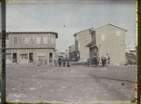 Image représentant Des habitants devant des maisons récentes