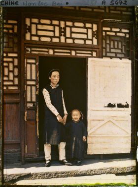 Image représentant Une femme et un enfant à l'entrée d'une maison