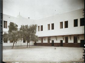 Image représentant La cour de l'école primaire supérieure de filles