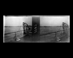 Image représentant Le bossoir d'ancre bâbord du vapeur chinois Kiang-Yu et les rives du Yangzijiang ("fleuve Bleu")