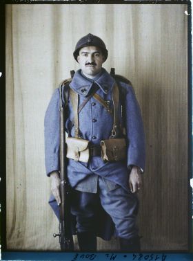 Image représentant Le soldat  https://musee-albert-kahn.s-museum.fr/home/NWQ2OTAwYzNmYjZlZTk1ZWQwODJmMjY4L2dlbmVyaWMtbm90aWNlLXRhYi9hdXRob3JpdHkvNjE3YTc5ZjVjZjhiODk2OGIzMzM3ZDIx/5d6900c3fb6ee95ed082f268/generic-notice-tab/authority/617a79ebcf8b8968b3336957 Boué