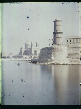 Image représentant La tour du fanal du fort Saint-Jean, avec la cathédrale vue prise depuis le vieux port pointe rouge