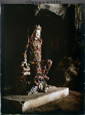 Image représentant La grotte principale des Rochers de Ky-lu'a, abritant un sanctuaire rupestre dédié au culte bouddhique