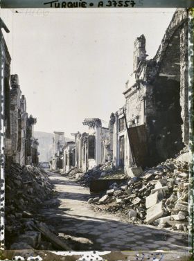 Image représentant Quartier arménien. Rue du Boulevard en ruines