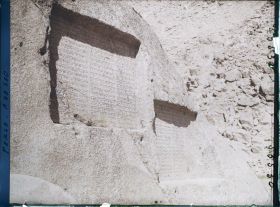 Image représentant Les inscriptions antiques Ganj-Nameh (le livre du trésor), sur les flancs du Kuh-e Alvand