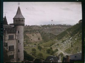 Image représentant France, Roc-Amadour, La tour du Palais de l'Evêque et le paysage amont de l'Alzou