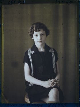 Image représentant https://musee-albert-kahn.s-museum.fr/home/NWQ2OTAwYzNmYjZlZTk1ZWQwODJmMjY4L2dlbmVyaWMtbm90aWNlLXRhYi9hdXRob3JpdHkvNjE3YTc5ZjVjZjhiODk2OGIzMzM3ZDIx/5d6900c3fb6ee95ed082f268/generic-notice-tab/authority/617a79ebcf8b8968b3336bba Mademoiselle France Deschamps