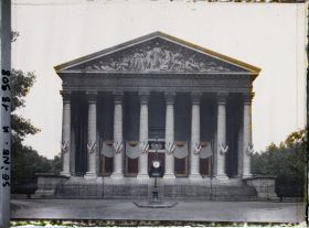 Image représentant La Madeleine ornée de drapeaux français