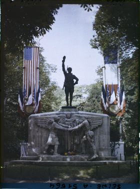 Image représentant Monument aux volontaires américains place des États-Unis décoré pour le 9ème congrès de la Légion Américaine (American Legion)