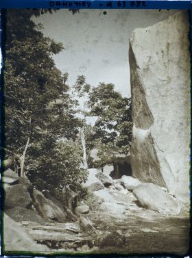 Image représentant Entrée d'un village (" Dassa-Montagne " ?) dans les collines granitiques