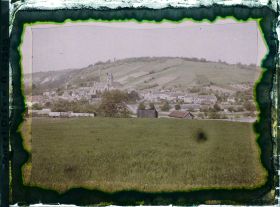 Image représentant Ile de France, Vetheuil, Champ de blé et vue sur le village