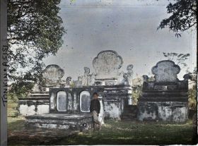 Image représentant Un enfant sur un autel champêtre