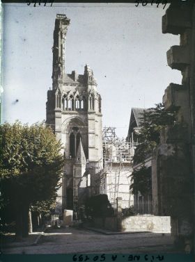 Image représentant France, Soissons, Tour Sud de la Cathédrale et reconstruction Evêché XIIIe
