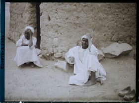 Image représentant Deux Soudanais assis par terre dans le village