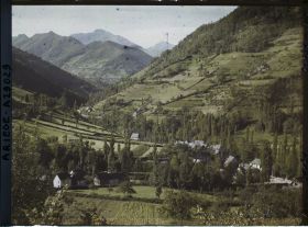 Image représentant La vallée du Lez vers l'amont vue de l'entrée de la vallée de Bethmale