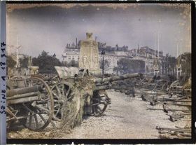 Image représentant Le Cénotaphe en hommage aux morts pour la patrie et les canons exposés pour les fêtes de la Victoire des 13 et 14 juillet place de l'Etoile