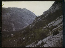 Image représentant Grotte de Niaux : vue prise de l'entrée de la commune