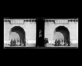 Image représentant Tianjie ("rue Céleste"), appelée aussi Qipanjie ("rue de l'Échiquier"). Fonctionnaires de l'administration du palais impérial devant la porte de Daqingmen ("porte de la Grande Pureté"), première entrée de la ville impériale
