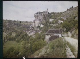 Image représentant France, Roc-Amadour, La route, les vieilles maisons, les coquelicots et l'ensemble de R. A.