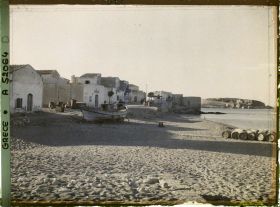 Image représentant Maisons du bord de mer, un bateau sur la plage