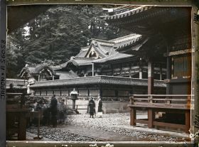 Image représentant Tôshôgû : Le Haiden (oratoire) et son enceinte (Tamagaki) , à droite le Kitôden