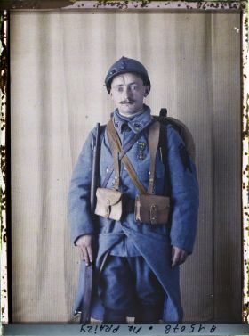 Image représentant Le soldat  https://musee-albert-kahn.s-museum.fr/home/NWQ2OTAwYzNmYjZlZTk1ZWQwODJmMjY4L2dlbmVyaWMtbm90aWNlLXRhYi9hdXRob3JpdHkvNjE3YTc5ZjVjZjhiODk2OGIzMzM3ZDIx/5d6900c3fb6ee95ed082f268/generic-notice-tab/authority/617a79ebcf8b8968b3337635 Praizy