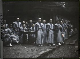 Image représentant Villageois vêtus de Kamishimo (robe imitant une cuirasse), tenue de ville des samouraï de l'époque d'Edo, lors de la fête du sanctuaire Tôshôgu