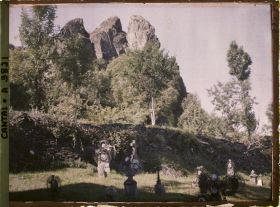Image représentant Vue sur le Rocher, au pied l'ancien cimetière