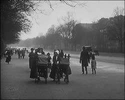 Image représentant L'avenue du Bois de Boulogne, nourrices et bébés