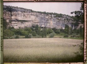 Image représentant France, Deux vues qui se suivent de gauche à dr. représentant les Laugerie au 1er plan