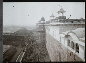 Image représentant Vue sur l'enceinte du fort Rouge (Lal Qila) et les pavillons du palais privé (Khas Mahal) dominés par des chhatris