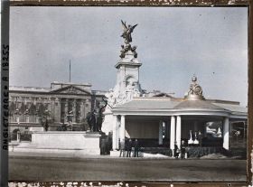 Image représentant La tribune royale devant le Buckigham Palace et le monument dédié à la reine Victoria