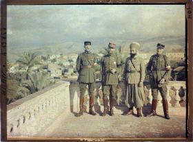 Image représentant Le général Gouraud entouré de trois officiers sur la terrasse de sa résidence