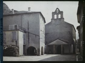 Image représentant La place de la vieille ville et l'église