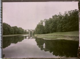 Image représentant Le canal et l'aqueduc dans le parc du château