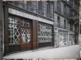 Image représentant Vitrines de magasins protégées contre les bombardements, avenue de la République, numéros 40 et 38 bis
