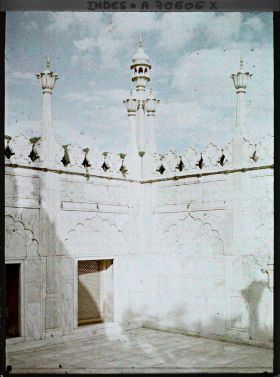 Image représentant L'enceinte de marbre de la mosquée de la Perle (Moti Masjid) dans le fort Rouge (Lal Qila)