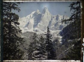Image représentant France Les Alpes, Vallée de Chamonix, Du Village des Bois : l'Aiguille Verte, l'Aige du Dru à travers les Arbres